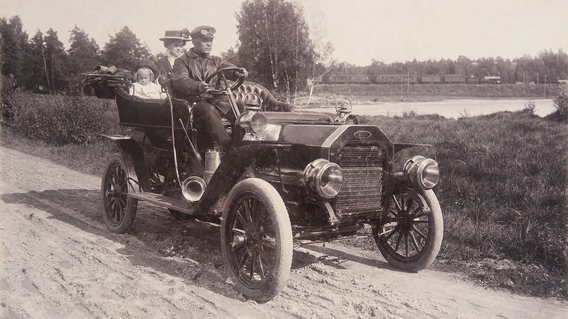 1920 Auto oli vielä harvinaisuus 1920-luvulla. Helsingin kaupunginmuseo.jpg