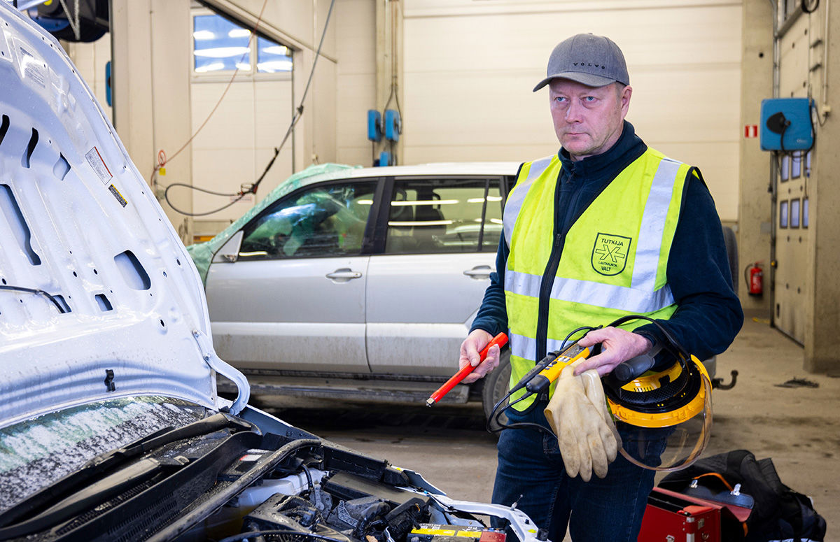 Tapio Kyngäs tutkii sähköautoa Copartilla