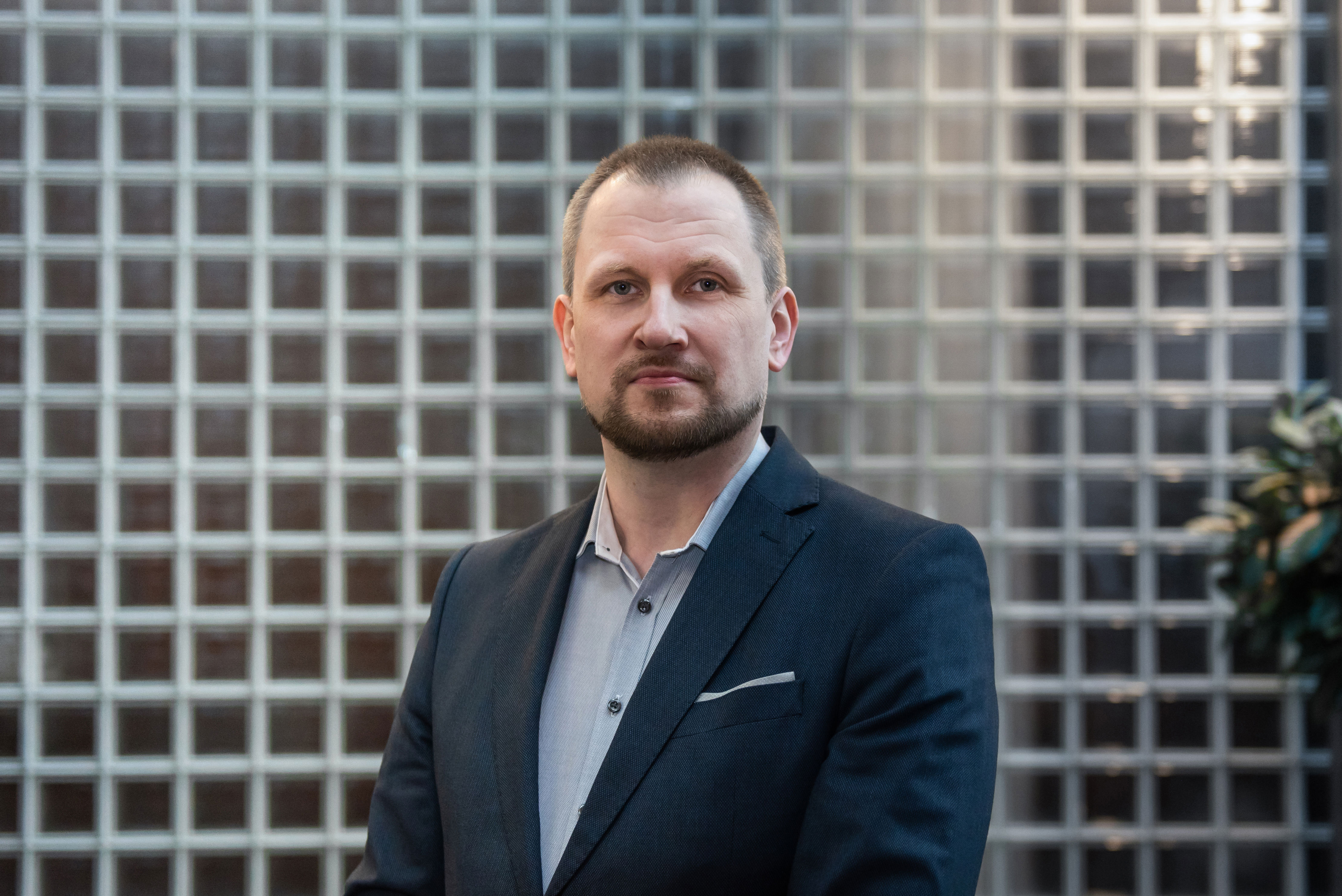 Tapio Koisaari katsoo kameraan.