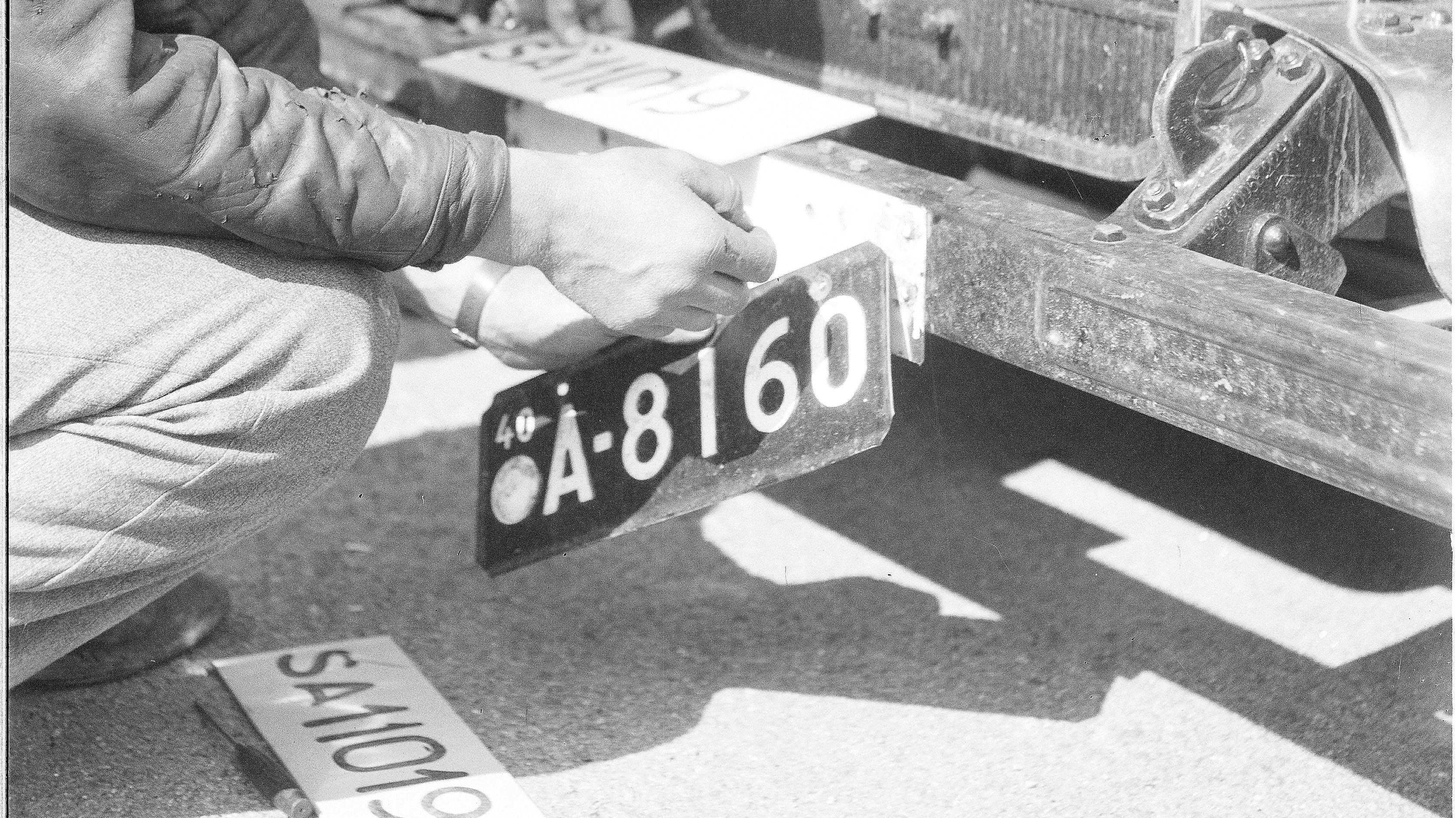 1940_Autoon vaihdetaan SA-kilvet kesäkuussa 1941. SA-kuva1920x1080..jpg