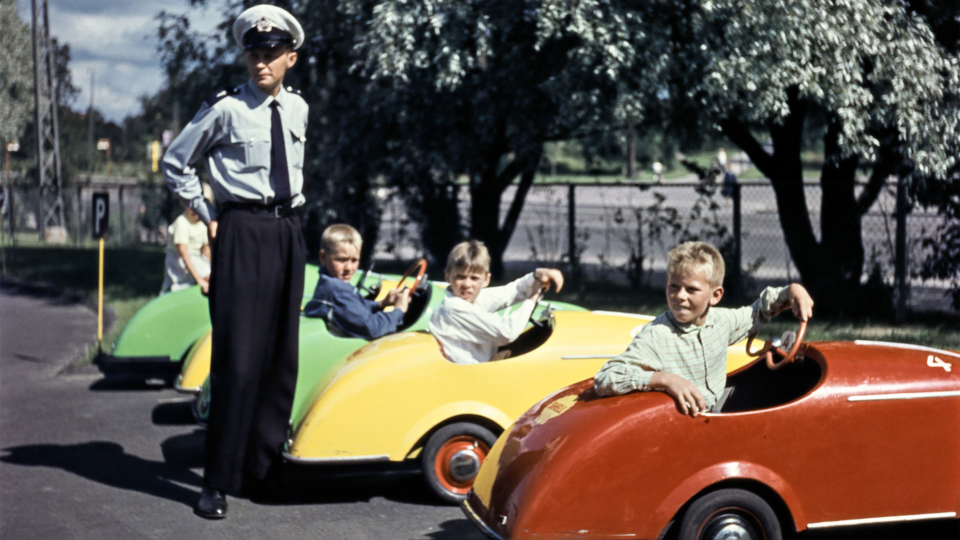 1960_Suomen autoistuessa liikennekasvatusta lisättiin 1960-luvulla. Helsingin kaupunginmuseo_.jpg