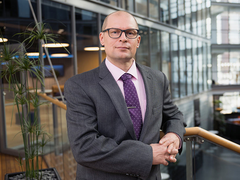 OTIn liikenneturvallisuuspäällikkö Esa Räty katsoo kameraan toimistorakennuksessa