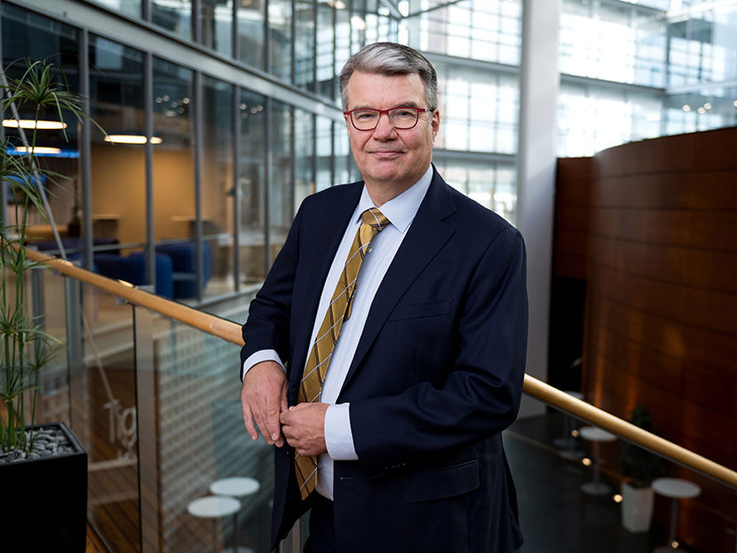 liikenneturvallisuusjohtaja Kalle Parkkari katsoo kameraan toimistotalossa